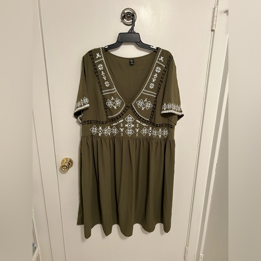 SHEIN dress with cute cut out detail around the bust. New, never worn, size 4X.